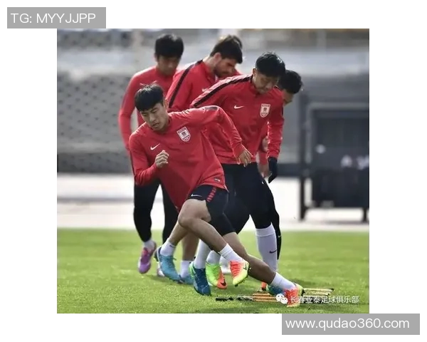 重庆足球队在世界杯中的耐力表现引发热议展现出顽强拼搏精神与团队合作能力